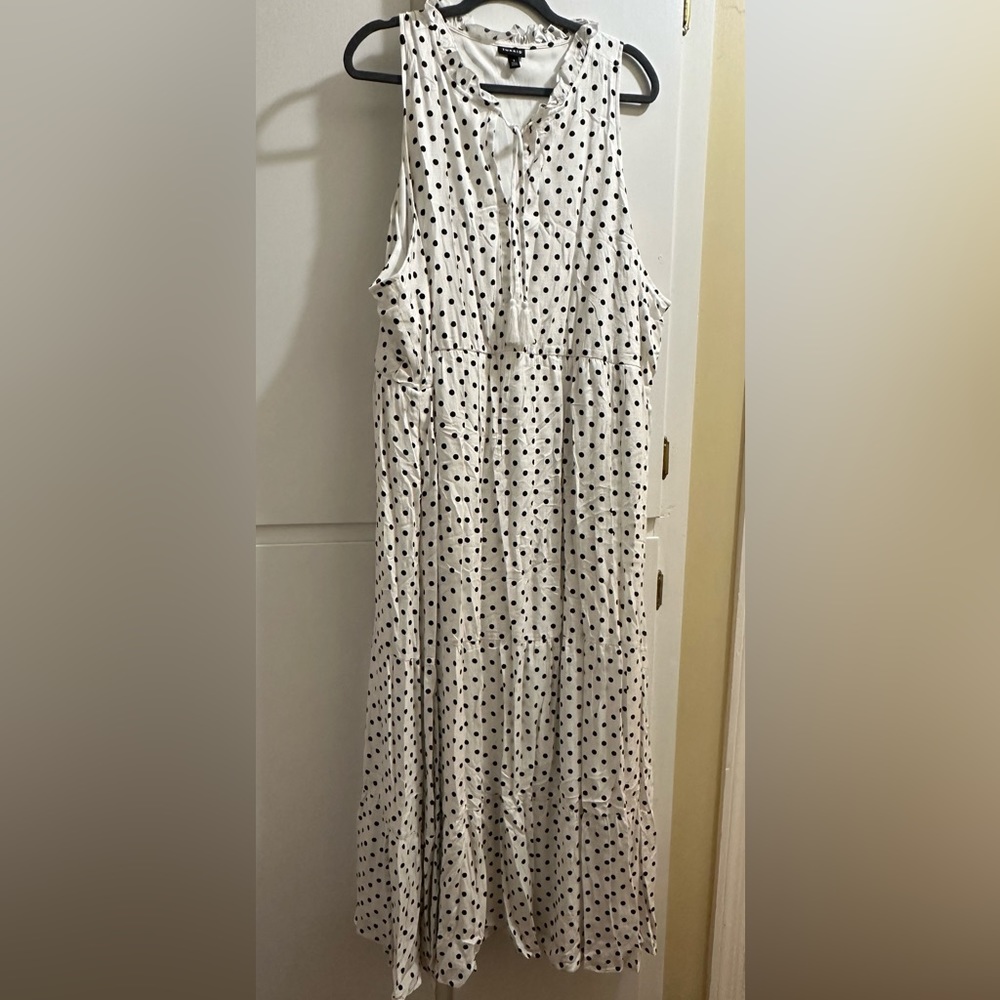 Torrid sz 4 (22/24) white lined maxi dress with black polka dots